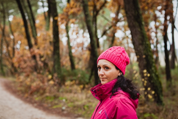 Gereifte Frau im Wald