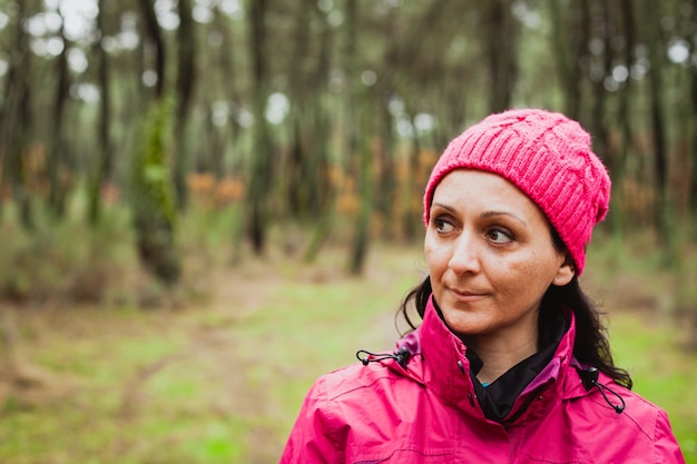 Gereifte Frau im Wald