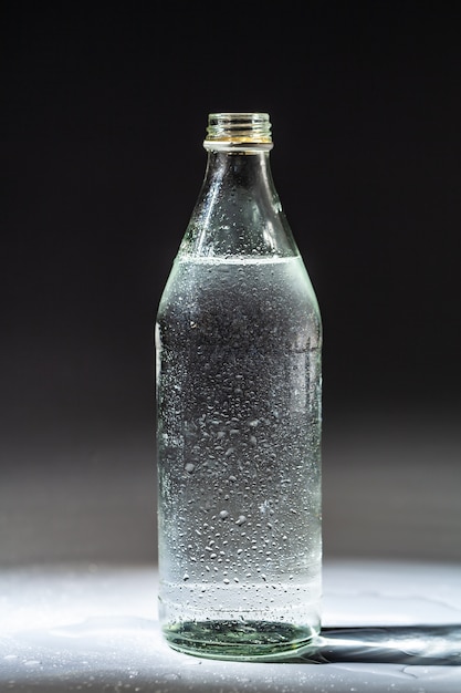 Gereinigtes Quellmineralwasser in der Flasche