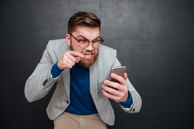 Gereizter Typ mit Telefon im Studio