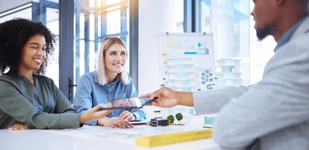 Gerenciamento de projetos de arquiteto e reunião com empresários sobre o planejamento do canteiro de obras ou portfólio arquitetura corporativa e designer de consultoria trabalhando na ideia para o projeto de construção