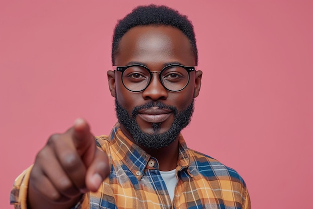 Gerente afro-americano confiante usa camisa e óculos aponta o dedo indicador para seu estúdio