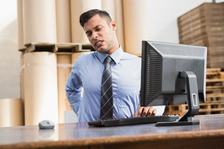 Foto gerente de almacén trabajando en la computadora