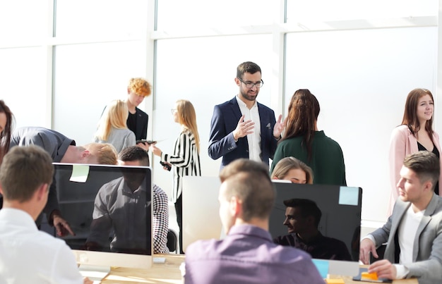 Gerente atende o cliente no escritório