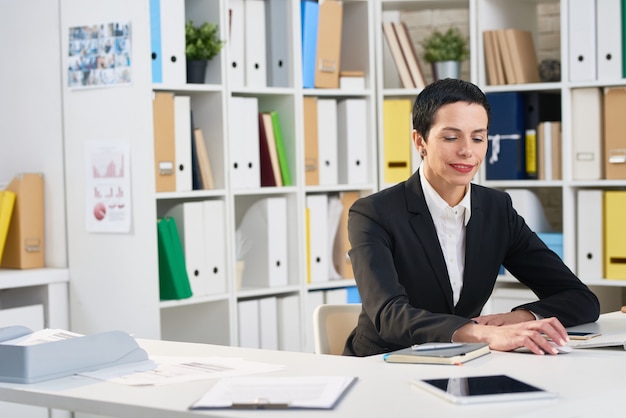 Gerente atractivo envuelto en el trabajo