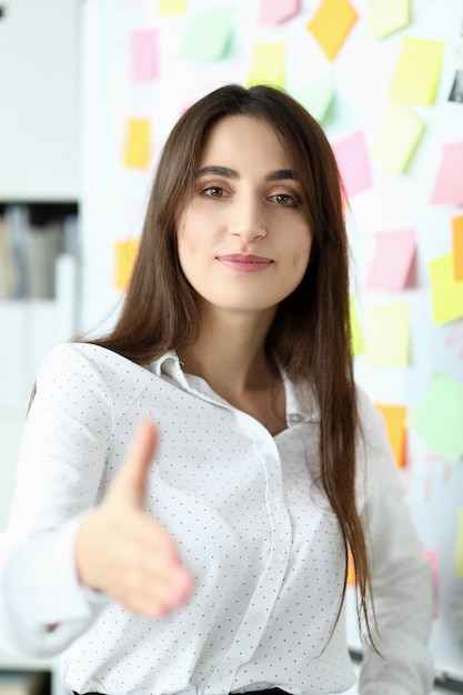 Foto gerente bastante femenina en la oficina moderna