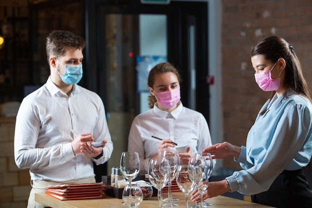 El gerente capacita al personal del restaurante sobre las reglas del servicio al cliente.