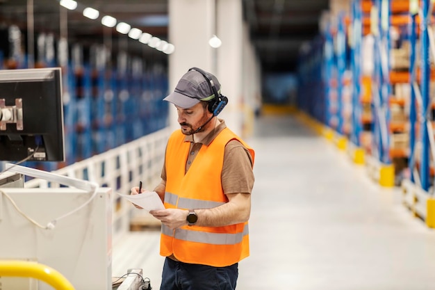 Un gerente del centro de entrega está llenando formularios para el envío