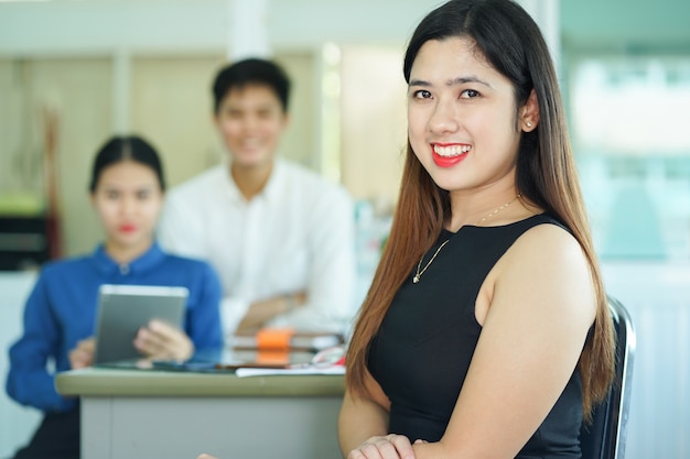 gerente com empregado na sala de reuniões