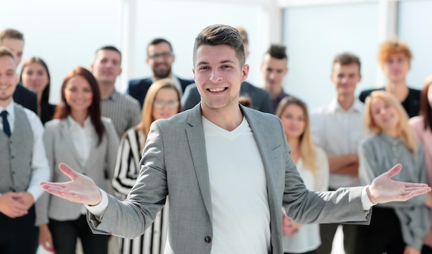 Gerente confiante em pé na frente da equipe de negócios