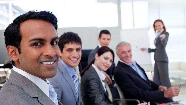 Gerente confidente discutiendo una nueva estrategia de su equipo