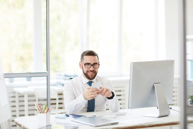 Gerente considerável que trabalha no escritório