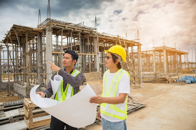 Gerente de construcción de hombre de negocios asiático e ingeniero trabajador en obra