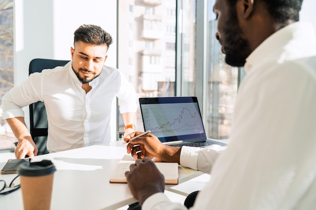 Gerente da empresa entrevista novo funcionário