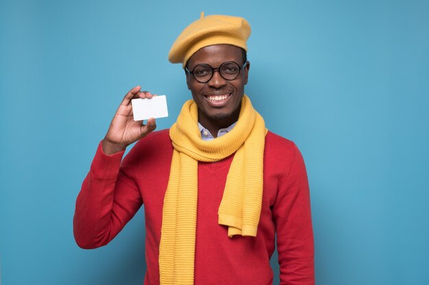 Gerente de banco jovem africano mostrando cartão de crédito para compras online