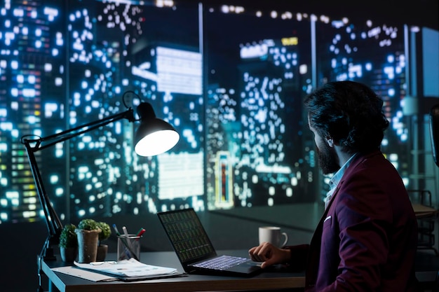 Gerente de capital privado a analisar relatórios financeiros à noite.