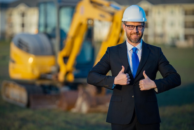 Gerente de construção de engenheiro ou supervisor em um supervisor de construção em investidor de terno e capacete