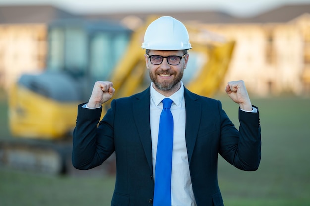 Gerente de construção de engenheiro ou supervisor em um supervisor de construção em investidor de terno e capacete