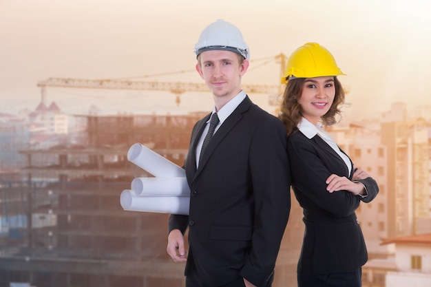 Gerente de construção e engenheiro trabalhando no canteiro de obras.