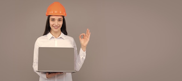 Gerente de construção jovem mulher Construtor isolado retrato com proteger capacete e laptop