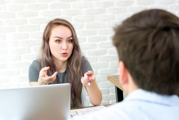 Gerente de empresária culpando sua equipe no escritório