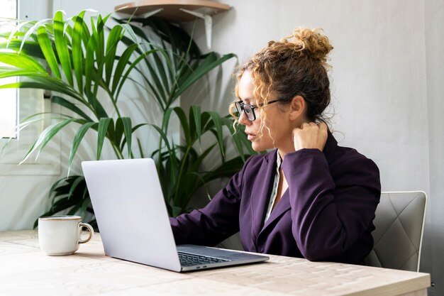 Gerente de empresário elegante na mesa usando computador para atividade de trabalho de negócios Gerente de moda moderna mulheres trabalhando em laptop e usando óculos Conceito de trabalho inteligente senhora de estilo de vida