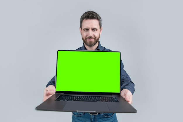 Foto gerente de escritório pronto para videoconferência homem sorridente mostrando a tela verde do laptop