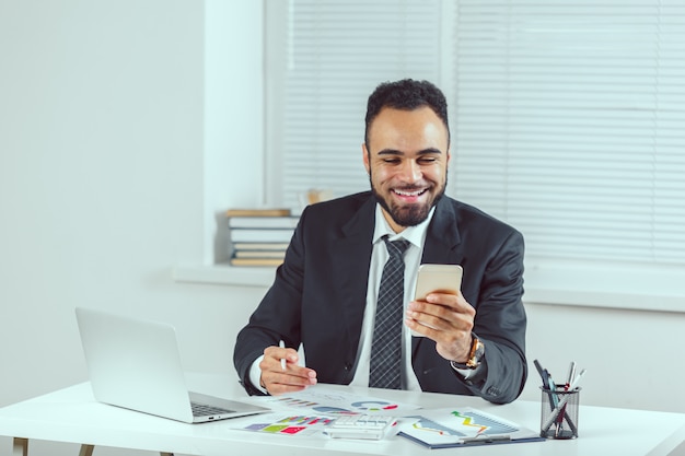 Gerente de finanças jovem e talentoso trabalhando com novo projeto