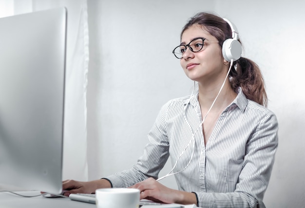 Gerente de garota sentada no computador.