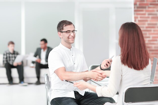 Foto gerente de handshake e cliente durante a discussão do contrato. foto com espaço de cópia