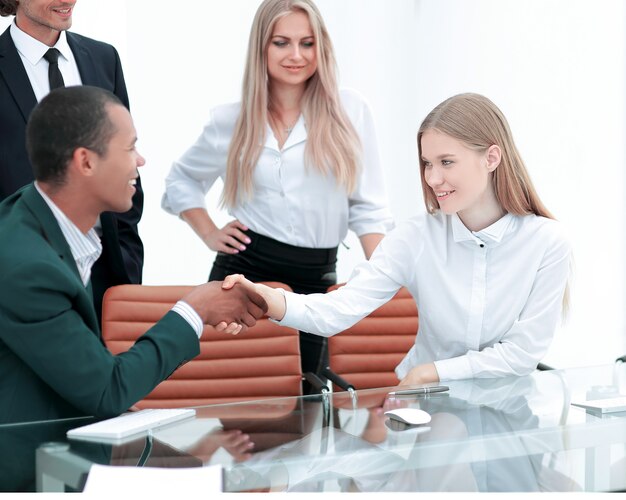 Gerente de handshake e o cliente no escritório. foto com espaço de cópia