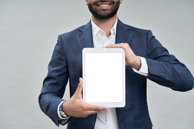 Foto gerente de homem de negócios sorridente vestindo terno mostrando maquete de tablet digital