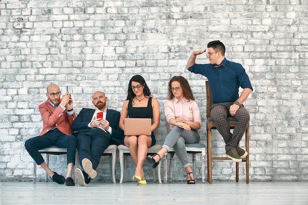 Foto gerente de líder de equipe de sucesso, ceo, líder de mercado e outros conceitos líderes de negócios. destacando-se da multidão.