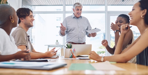 Gerente de liderança e CEO em uma reunião com uma equipe de empresários rindo no treinamento de treinamento e oficina de motivação Quadrinhos engraçados e piada com um grupo em colaboração no escritório