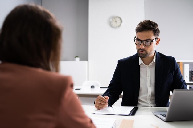 Foto gerente de negócios de entrevista de emprego conversando com o recrutador