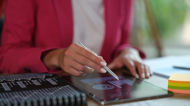 Gerente de negócios trabalhando com gráficos gráficos e relatórios financeiros no escritório fechado da mulher