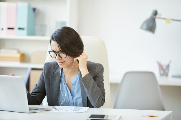 Gerente de projeto descontente falando via aplicativo de telecomunicações