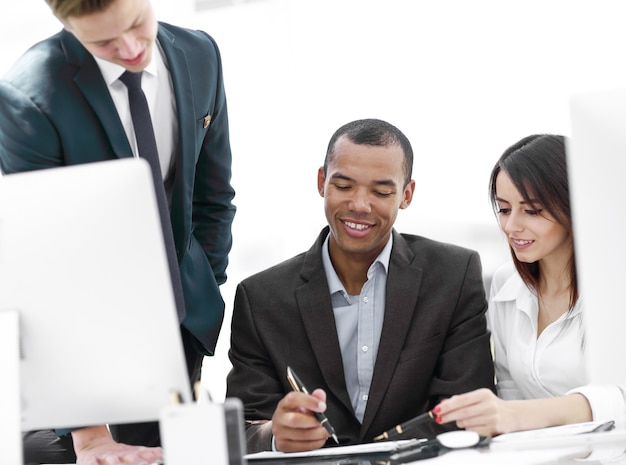 Gerente de projeto e equipe de negócios discutindo documentos de trabalho no escritório