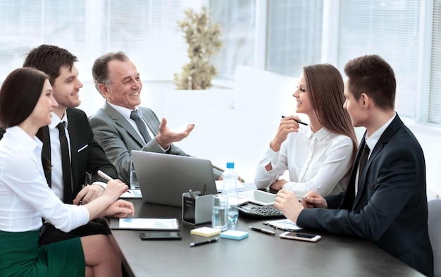 Gerente de projeto e funcionários conversando no trabalho em equipe da mesa