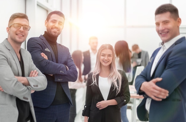 Gerente de projeto e grupo de trabalho em pé no escritório. dias úteis do escritório