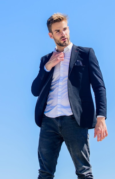 Gerente de projeto pronto para trabalhar moda masculina formal estilo de vida moderno empresário confiante Homem bonito modelo de moda sexy macho homem conceito de sucesso de preparação masculina Estilo de negócios de cara barbudo