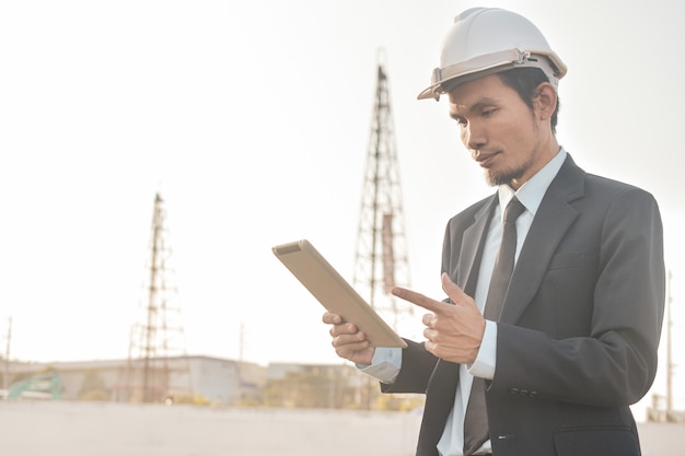 Gerente de projeto, segurando o tablet inspeção propriedade construção edifício