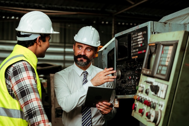 Gerente de projeto sênior trabalhando em fábrica industrial