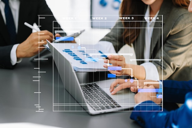 Gerente de projeto trabalhando e atualizando tarefas com planejamento de progresso de marcos e diagrama de agendamento de gráfico de Gantttrail comercial trabalhando no escritório