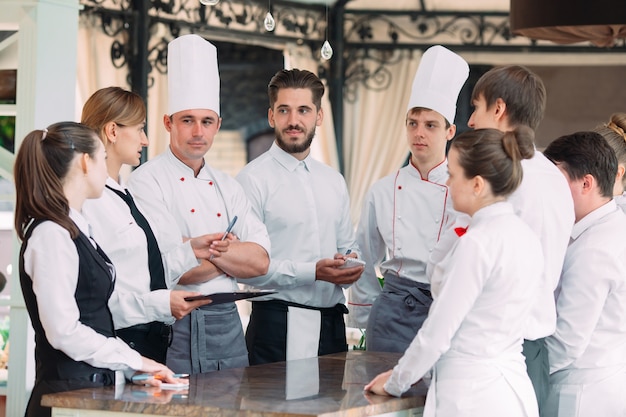 Gerente de restaurante e sua equipe no terraço. interagindo para chef de restaurante.