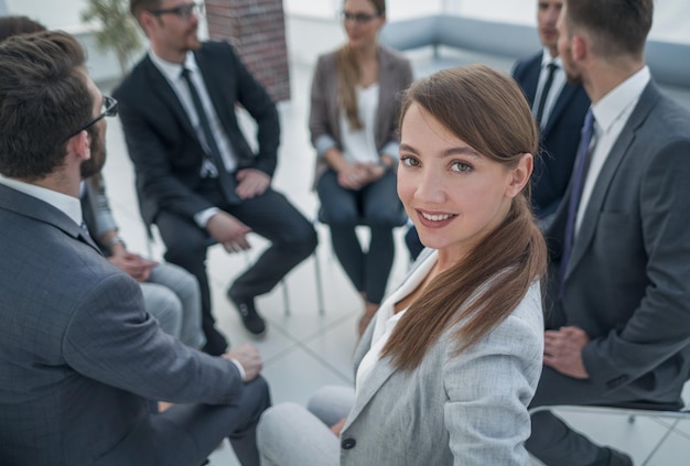 Gerente de RH no fundo da equipe de negócios o conceito de trabalho em equipe