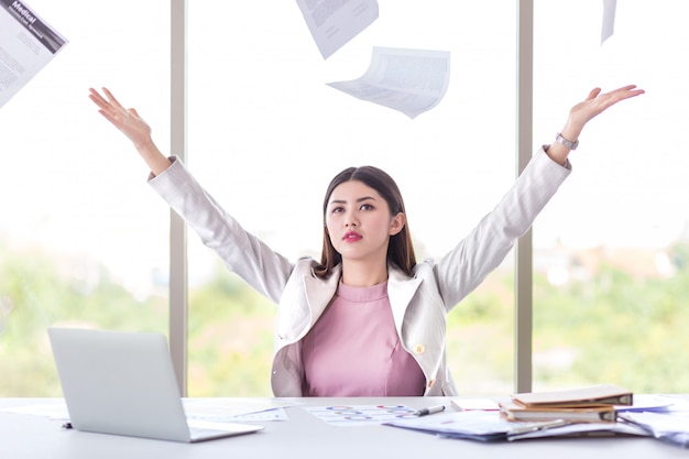 Gerente de sucesso, mulher de negócios jogar documento de trabalho no escritório com laptop