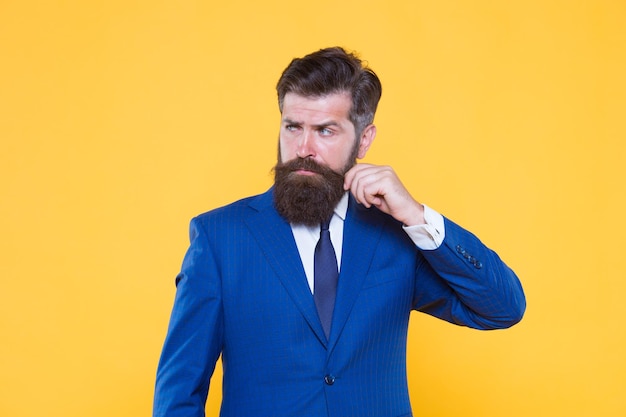 Gerente de topo hipster bonito bem sucedido Barbearia e estilista Conceito de cara bonito porque você vale a pena Empresário confiante homem barbudo bonito em terno formal Empreendedor motivado sério