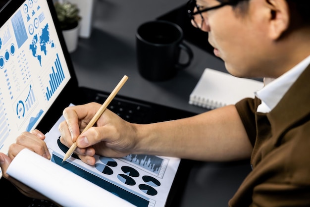 Gerente de trabalho de colheita com foco em negócios de papelada comparando laptop Infobahn