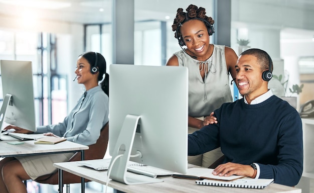 Gerente de treinamento de agente de call center no computador com conversas discutindo e negociando ofertas de vendas e promoções para o cliente Líder de colegas de escritório ajudando estagiário de aprendizado com cliente em tecnologia